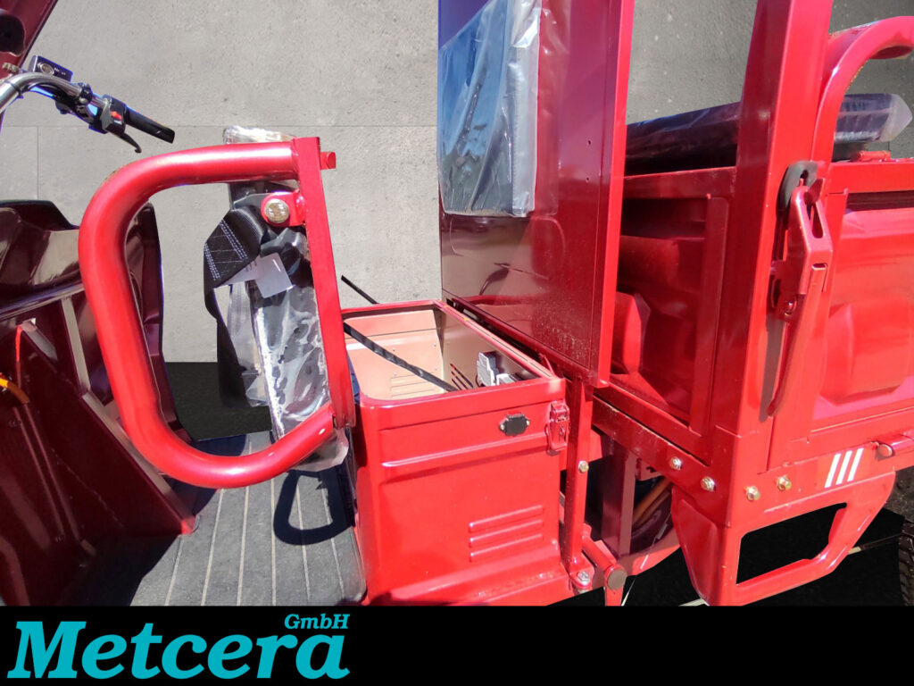 CARGO RUNNER Classic Plus in rot - Detailansicht Sitzbank hochgeklappt