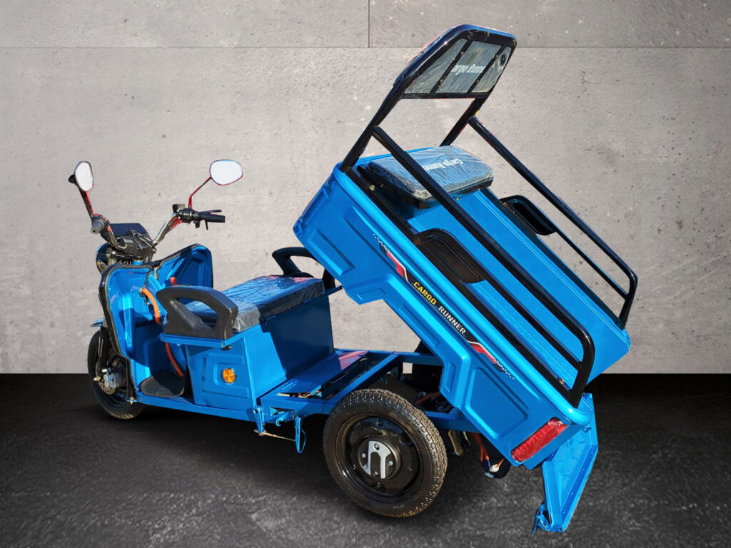CARGO RUNNER Compact in blau - Pritsche gekippt