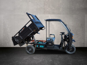 CARGO RUNNER Heavy Duty mit Dach in schwarz - Seitenansicht, Pritsche gekippt