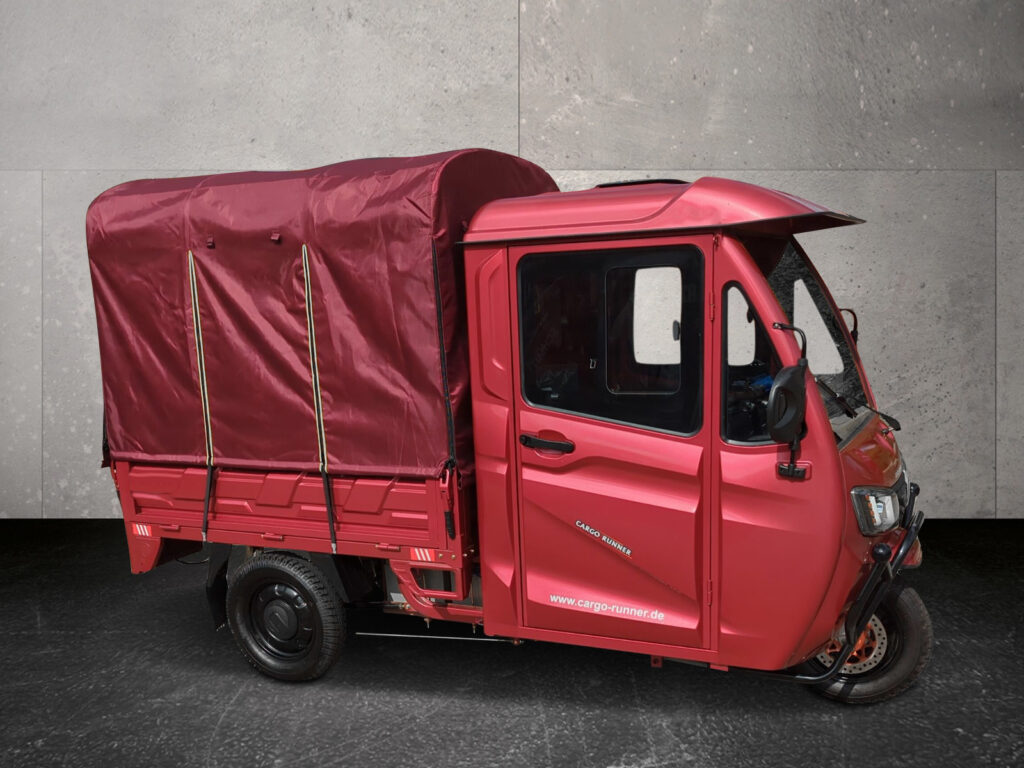 CARGO RUNNER Mega in rot - Pritsche mit Plane, Seitenansicht