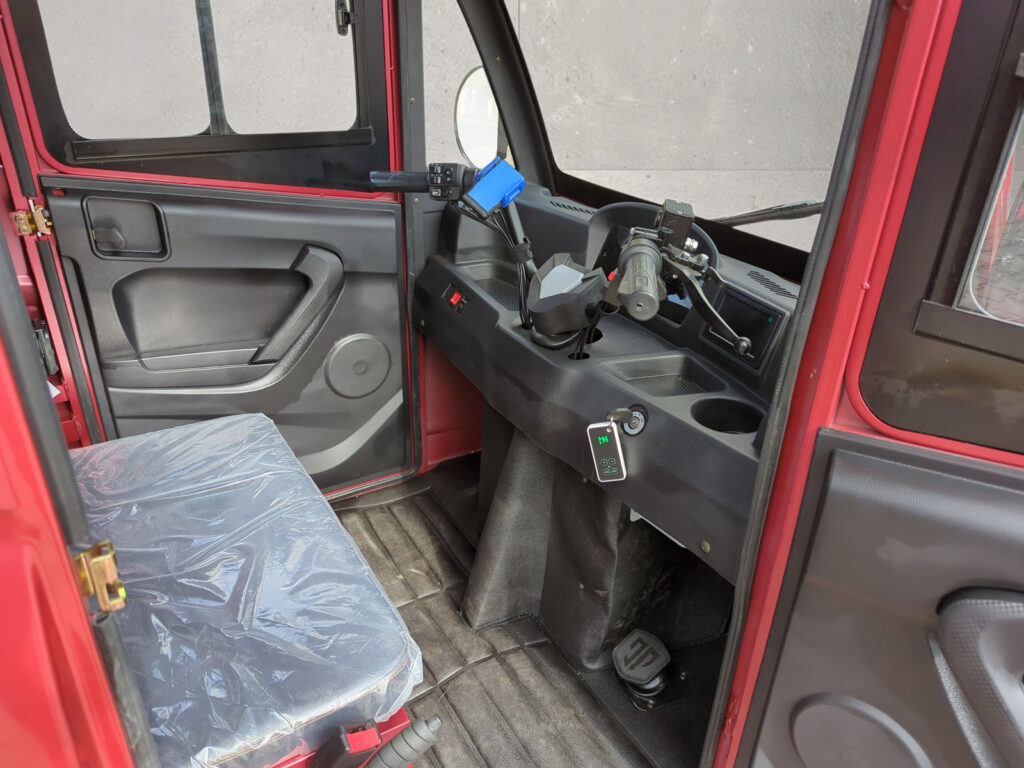 CARGO RUNNER Mega in rot - Pritsche mit Plane, Innenansicht
