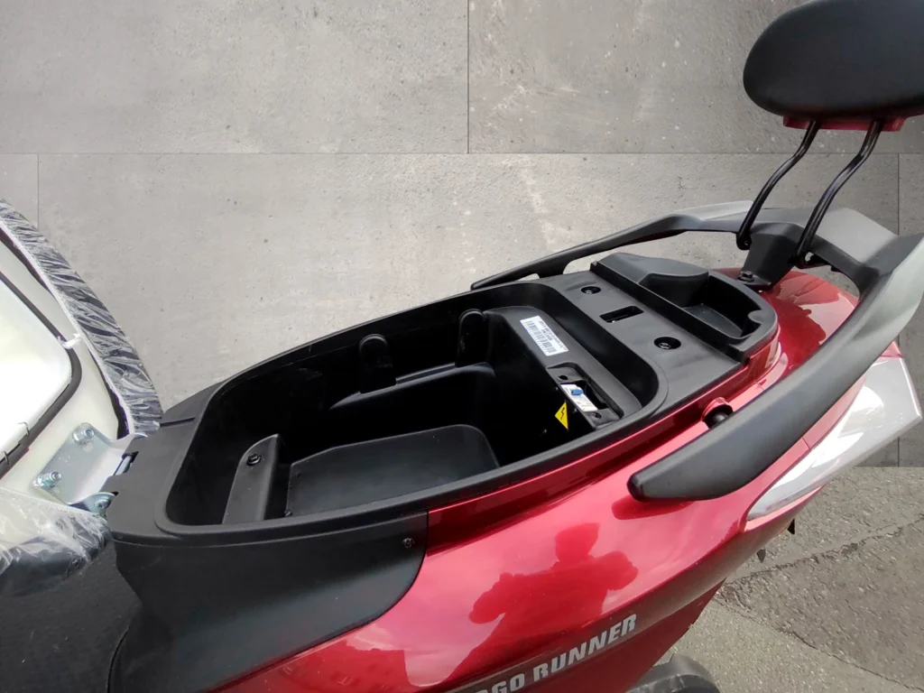 CARGO RUNNER Elektroroller ZG - Detailansicht Helmfach