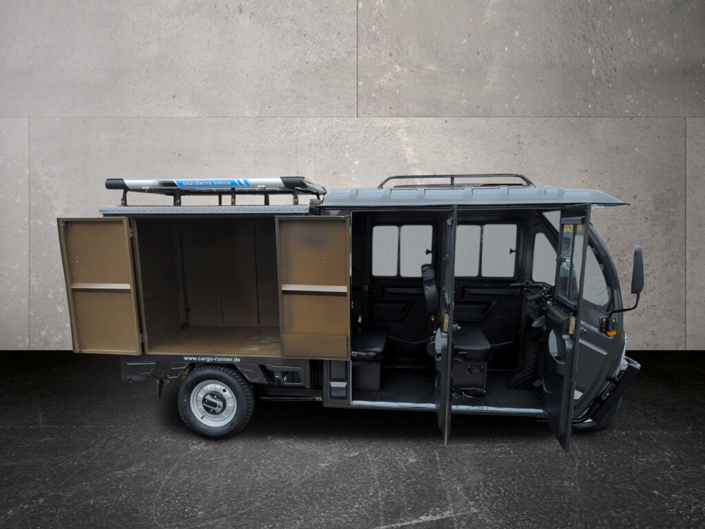 CARGO RUNNER Doppelkabiner mit Kofferaufbau - Seitenansicht
